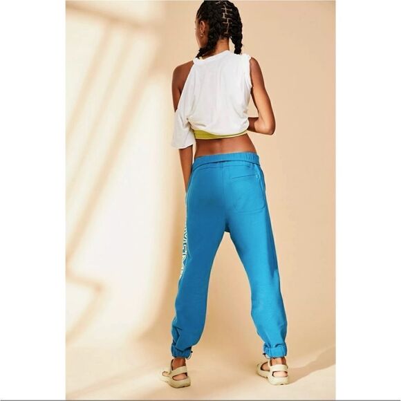 NWT FREE PEOPLE MOVEMENT POST UP GRAPHIC TWO PIECE SET - Picture 3 of 9